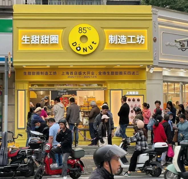 ;霸王茶姬创始人举办婚礼;虎坊桥、海底捞等新店开业pg电子娱乐平台每周一看 瑞幸咖啡考虑竞购蓝瓶咖啡(图3) ;霸王茶姬创始人举办婚礼;虎坊桥、海底捞等新店开业pg电子娱乐平台每周一看 瑞幸咖啡考虑竞购蓝瓶咖啡(图3)